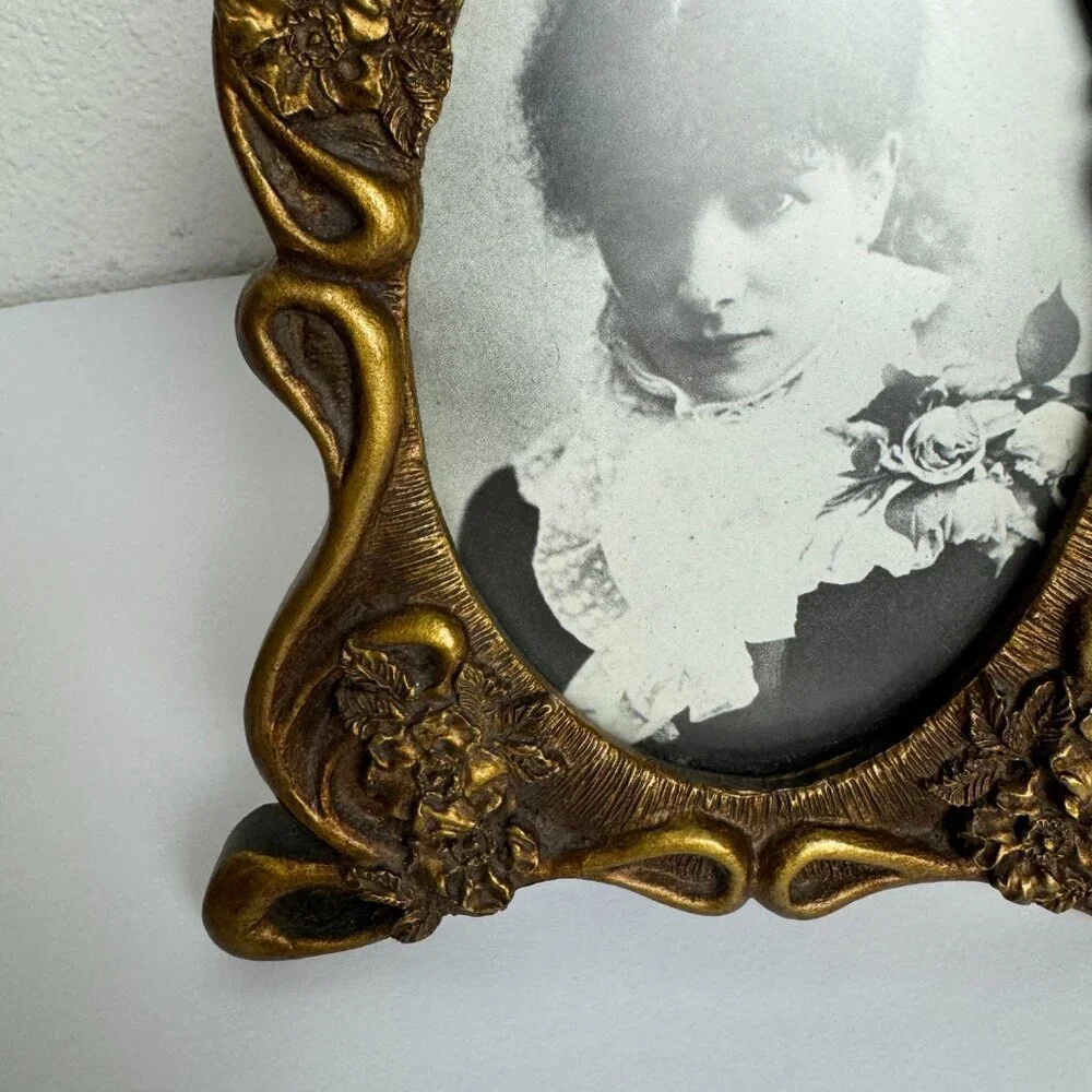 Vintage Picture Frame  Oval Photo